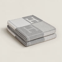Écru / Light Gray